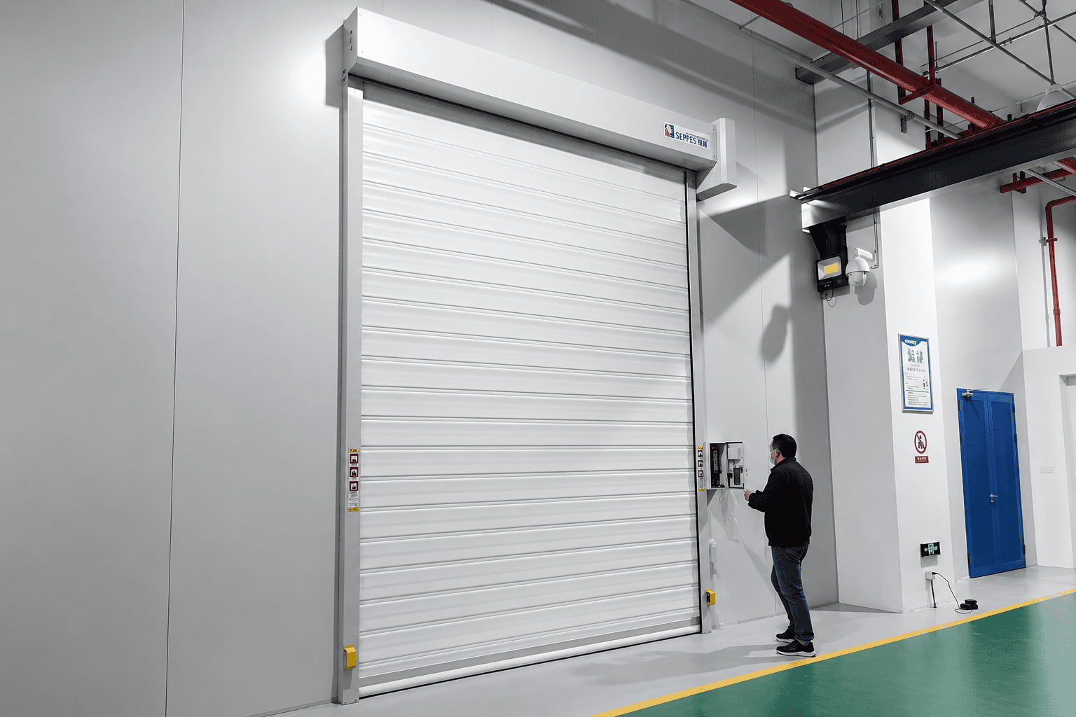 High speed cold storage doors for food logistics corridor